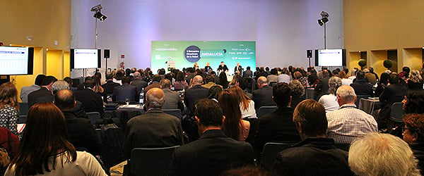 Aforo completo durante la primera mesa del II Encuentro de Directivos de la Salud de Andalucía.