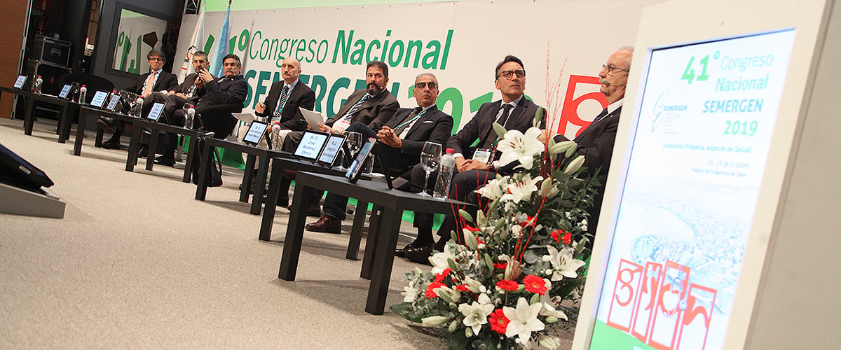 Los ponentes miran a Serafín Romero, presidente de la OMC, durante un momento de su intervención.
