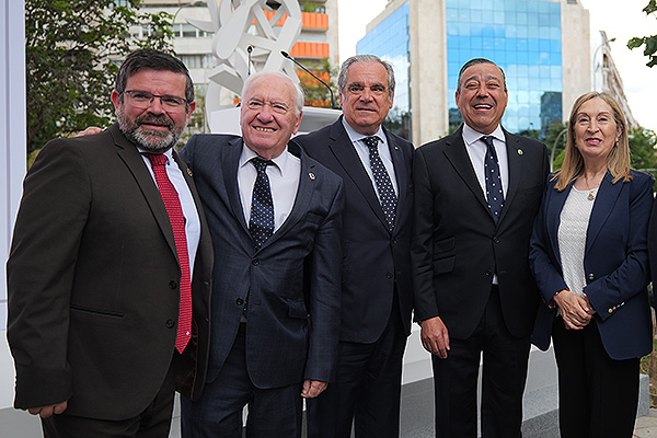 Gustavo Paseiro, presidente del Consejo General de Colegios de Fisioterapeutas; Florentino Pérez Raya, presidente del Consejo de Enfermería de España (CGE); Jesús Aguilar; Óscar Castro, presidente del Consejo de Dentistas de España; y Ana Pastor.