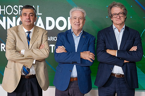 Manuel Jiménez, jefe de grupo y coordinador de Investigación del Área del Corazón (Ciber CV) del  Centro de Investigación Biomédica en Red - CIBER; Emilio Alba y Juan José Gómez, director de la Unidad de Corazón del Hospital Universitario Virgen de la Victoria.