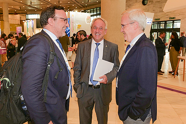 Bernardino Alcázar, Diego Vargas y Francisco García Río, minutos antes de comenzar la inauguración.