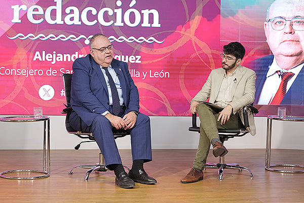 Vázquez responde a una de las preguntas del jefe de Autonomías de Redacción Médica, Carlos Villar.
