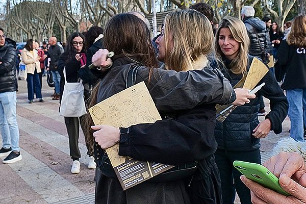 Los opositores se abrazan en una jornada marcada por los nervios y la ilusión por lograr plaza.