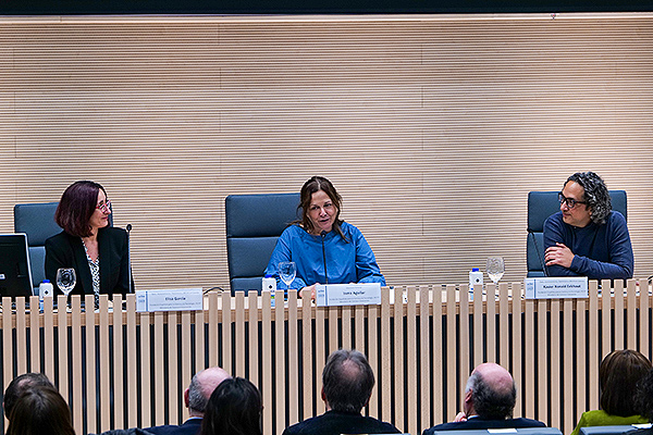 Mesa redonda compuesta por Elisa García, Inma Aguilar, y Xavier Ronald miembros de la Fundación Española para la Ciencia y la Tecnología (Fecyt).