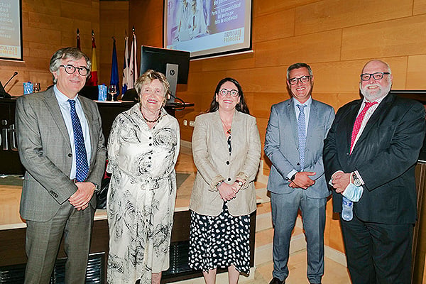 Carlos Represas, Florinda Gilsanz, accionista de Promede; Ofelia de Lorenzo, Pedro Casado, coordinador de docencia de Promede; y Eugenio Laborda, jefe Servicio Médico de A.M.A. Seguros.