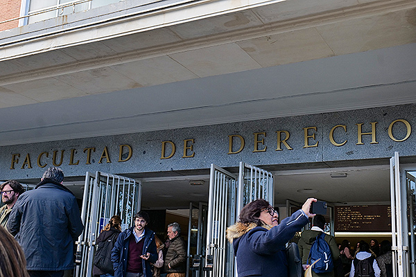 Exteriores de la Facultad de Derecho de la UCM.