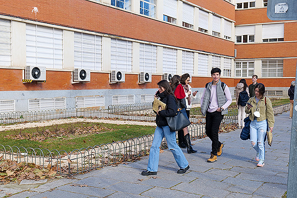 Aspirantes llegando a la Facultad.