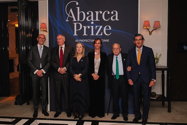 Roel Nieuwenkamp, Roel Nieuwenkamp, Hans Clevers; Ana Pastor; presidenta de AMA; Mónica García; Diego Murillo, presidente de honor de AMA y de la Fundación AMA.