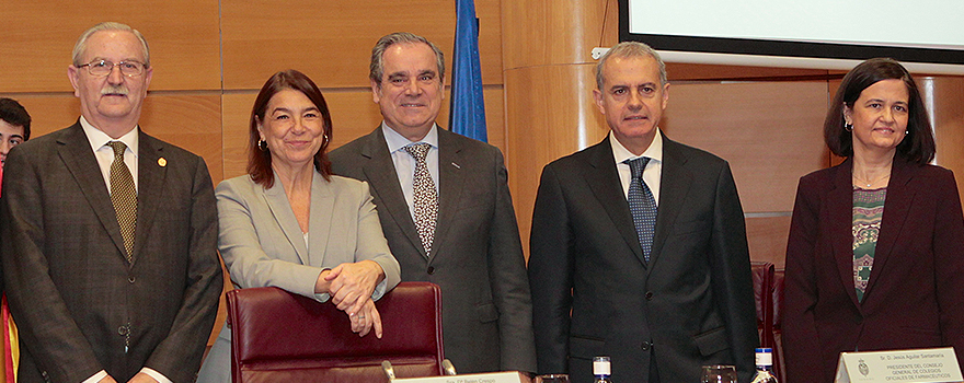 Serafín Romero, presidnete de la Organización Médica Colegial; Belén Crespo, directora de la Agencia Española de Medicamentos y Prodcutos Sanitarios; Jesús Aguilar, presidente del Consejo General de Colegios Oficiales de Farmacéuticos; Iñaki Betolaza, director de Farmacia del departamento de Salud del gobierno vasco; y Ana Sánchez, responsable de Salud y Alimentación de la OCU. 