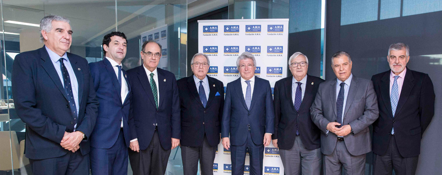 Los consejeros delegados de AMA con el presidente de la fundación, Diego Murillo, y el presidente del Atlético de Madrid, Enrique Cerezo, en el centro. 