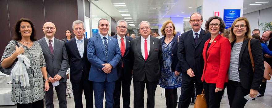 Diego Murillo, presidente de AMA (en el centro) con representantes del sector sanitario de la Comunidad Valenciana.