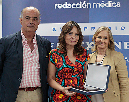 Antonio Zapatero, presidente de la SEMI, y Margarita Alfonsel, presidenta de Fenin, han hecho entrega del accésit a Amelia Amezcua.