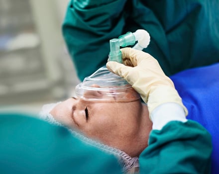 Los anestesistas refieren especiales problemas con las vías aéreas de los pacientes, especialmente para intubar o extubar. 