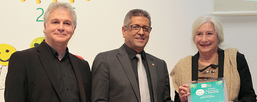 Josep  Paris Giménez, director de Desarrollo Corporativo del Grupo Mémora; Antonio Bernal, presidente de la Alianza General de Pacientes, y María Teresa Pin-Snyer, psicóloga y responsable del proyecto 'Espacio de palabra' en el Hospital Vall D'Hebrón de Barcelona. 