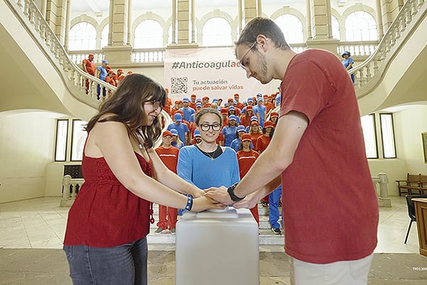La intervención, inédita en su formato, busca alertar sobre la necesidad de evaluar sistemáticamente el riesgo tromboembólico en pacientes con comorbilidades prevalentes como la fibrilación auricular (FA) o el tromboembolismo venoso (TEV).