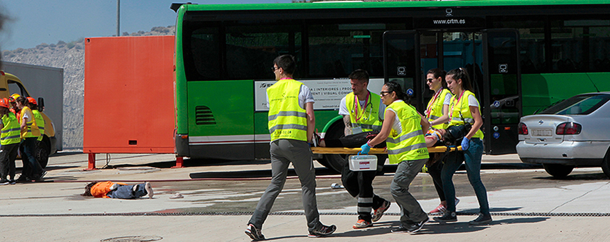 Alumnos del máster evacuando a los heridos tras el supuesto atentado terrorista.