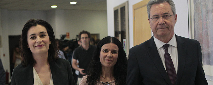 Montón junto a Patricia Lacruz, directora general de Cartera Básica del Sistema Nacional de Salud y Farmacia; y Ricardo Campos,  secretario general de Sanidad y Consumo, en su llegada a la reunión.