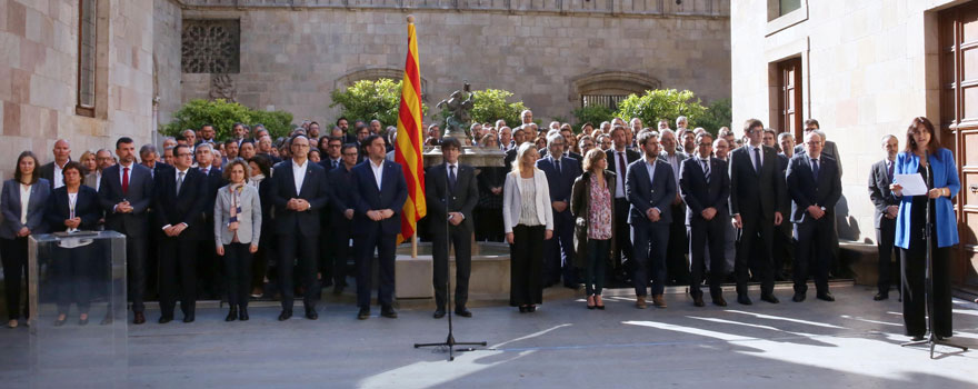 Foto de familia de todos los miembros del Govern durante el acto de compromiso del referéndum de Cataluña. 