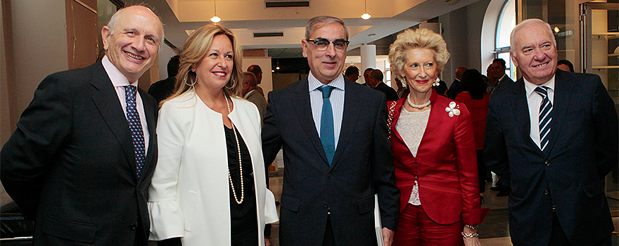 Máximo González Jurado, presidente del Consejo General de Enfermería; Trinidad Jiménez, exministra de Sanidad; José Martínez Olmos; Pilar Fernández, presidenta de la Escuela Internacional de Ciencias de la Salud; y Florentino Pérez Raya, vicepresidente del Consejo General de Enfermería. 