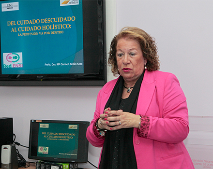 La docente Carmen Sellán durante la sesión 'La profesión va por dentro' del programa Be Neumo, Be You.
