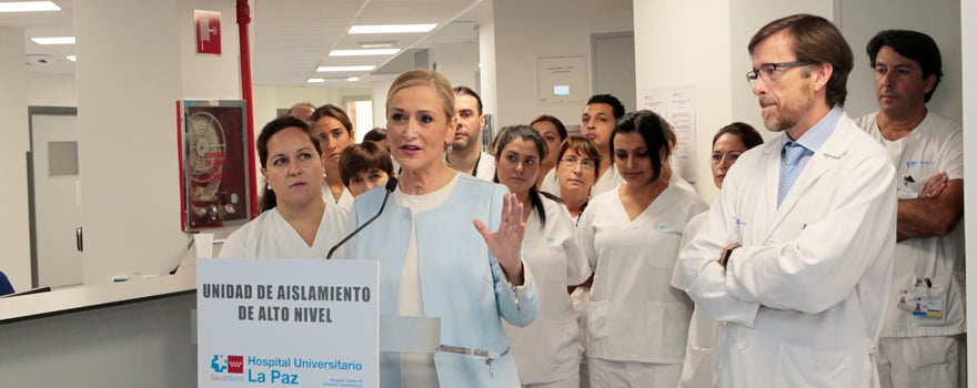 Cifuentes se dirige a los profesionales sanitarios, a quien ha agradecido su "importantísima y necesaria labor en una sociedad avanzada".