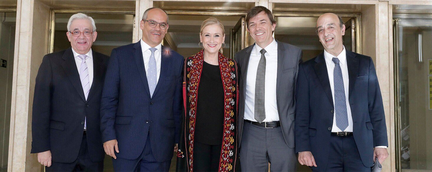 Jesús Sánchez Martos, consejero de Sanidad de la Comunidad de Madrid; Rafael van Grieken, consejero de Educación; Cristina Cifuentes, presidenta de la Comunidad de Madrid; Carlos Andradas, rector de la Universidad Complutense; y Enrique Pacheco, decano de la Facultad de Enfermería.