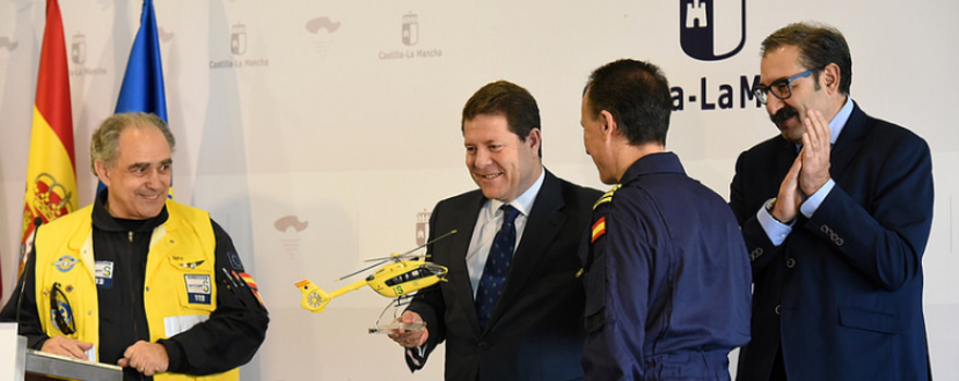 García Page recibe una réplica de un helicóptero en miniatura.