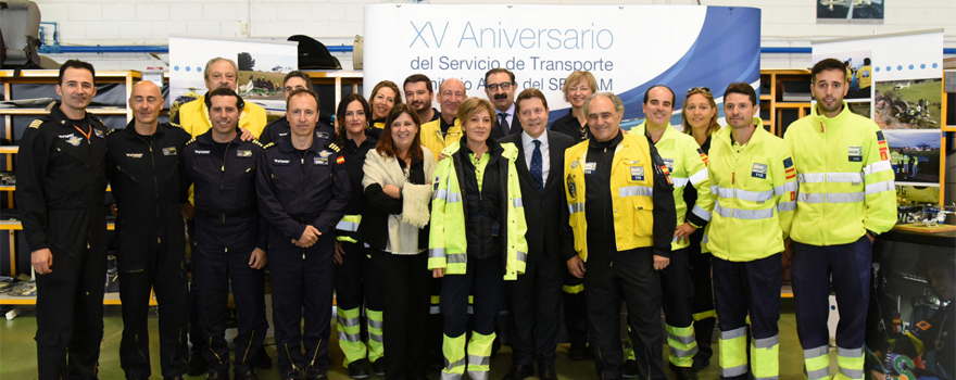 Imagen de familia con el presidente García Page; el consejero Fernández; y la gerente del Sescam, Leal.