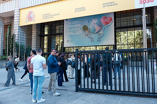 Cola formada para acceder al examen.