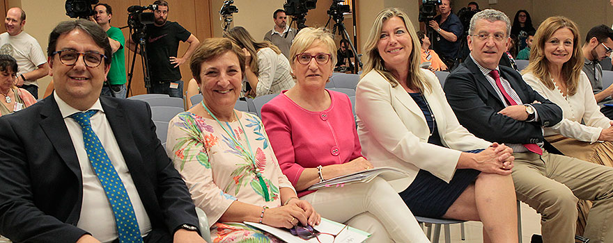 José María Vergeles; María Luisa Real; Ana Barceló; Patricia Gómez; Sebastián Celaya; y Marina Álvarez, durante la intervención de la ministra de Sanidad, Carmen Montón.