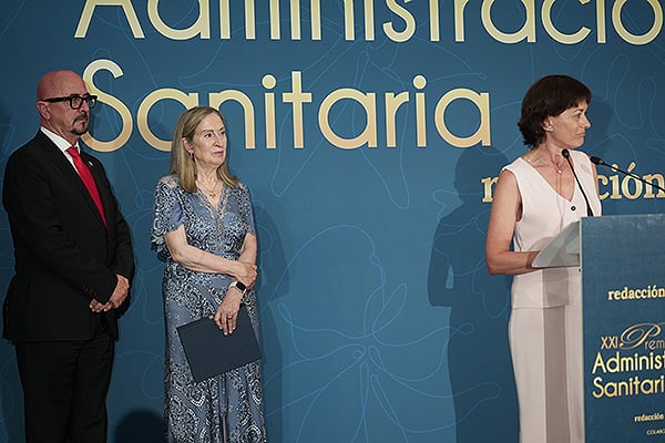 César Pascual, consejero de Salud de Cantabria; y Ana Pastor, exministra de Sanidad, entregaron el premio a Corpus Gómez.