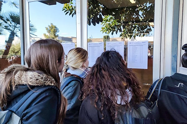 Los opositores consultan el aula de examen.