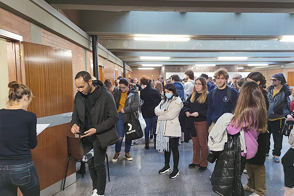 Los aspirantes empiezan a ser llamados para entrar al aula.