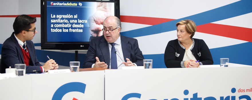 Ricardo De Lorenzo participa en el debate ante la mirada de Pilar Bartolomé y el moderador, Juanma Fernández.
