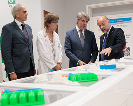 Luis Mosquera subdirector de gestión de Ingeniería y Mantenimiento del Hospital 12 de Octubre, muestra la maqueta de la ampliación al presidente Garrido, al consejero Ruiz Escudero y la gerente del centro, Martínez de Pancorbo. 