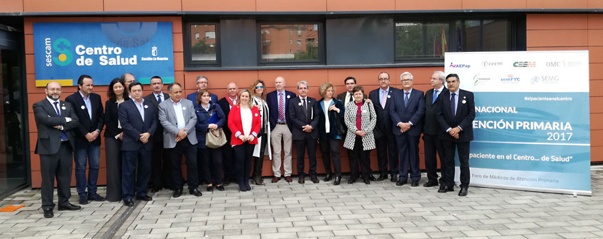 Representantes de los médicos de Atención Primaria se han concentrado en el Centro de Salud Buenavista de Toledo.