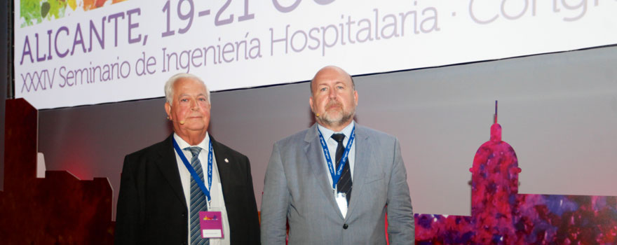 Antonio Centeno, general de Sanidad del Ministerio de Defensa, y Salvador Martínez, presidente de la Aihcv, durante su intervención.