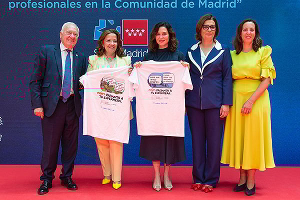  Foto de familia del acto conmemorativo por el Día de la Enfermería en la sede de la Comunidad de Madrid. 