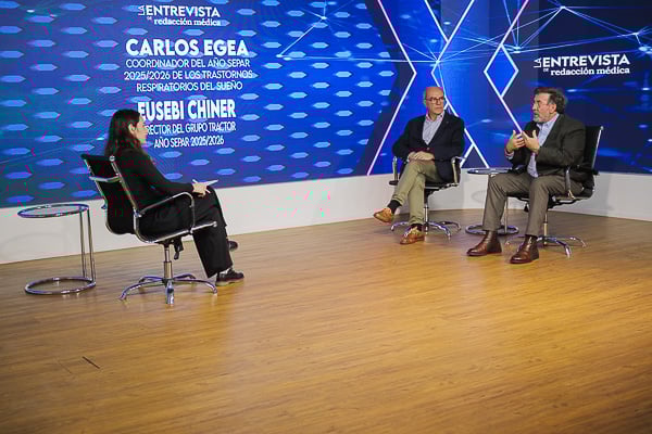 Elena González, jefa de Sección de Especialidades de Redacción Médica; Eusebi Chiner, director del Grupo Tractor del Año Spear 2025/2026; y Carlos Egea, coordinador del Año Separ 2025/2026 de los Trastornos Respiratorios del Sueño.