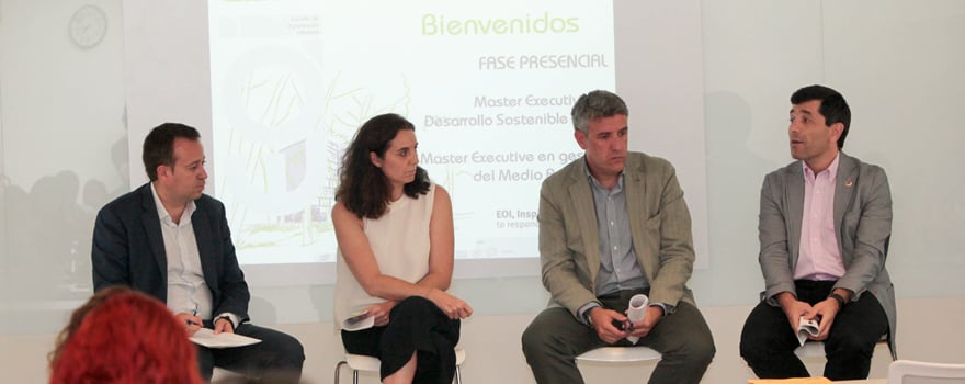 Pablo Martín, director de la revista Corresponsables, ha moderado el acto, acompañado de Teresa Álvarez, Javier Vicente y Francisco Hevia, director de Responsabilidad Corporativa y Comunicación de Calidad del Grupo Pascual. 