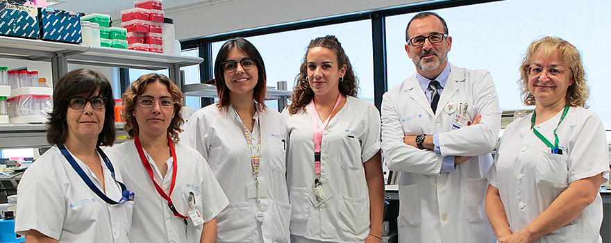 Rafael Delgado junto a su equipo de Microbiología del Hospital 12 de Octubre.