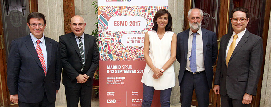 De izquierda a derecha: Andrés Cervantes, director del Comité Educativo de ESMO y del congreso de Madrid; Josep Tabernero; Pilar Garrido, responsable del comité de tumores torácicos de ESMO; Luis Cueto, coordinador general de la Alcaldía de Madrid, y Miguel Martín.