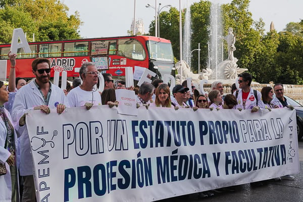 La manifestación a la llegada de la fuente de Neptuno.