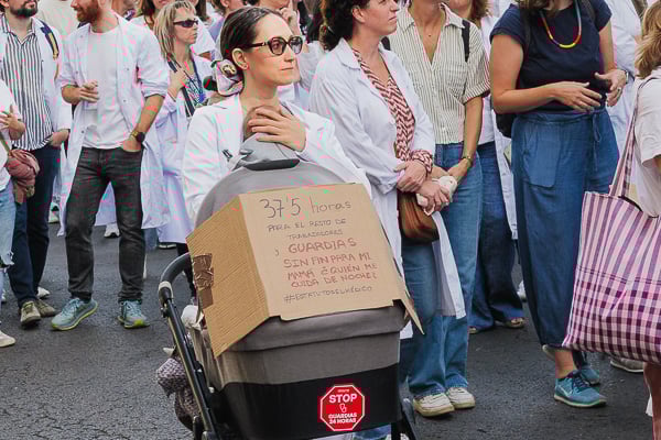 Madre e hijo en la manifestación médica del 3 de octubre,