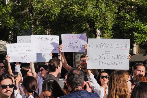 Cientos de personas han llevado pancartas para mostrar su enfado.