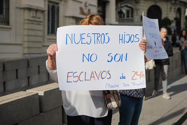 Una madre en contra de las guardias de sus hijos.