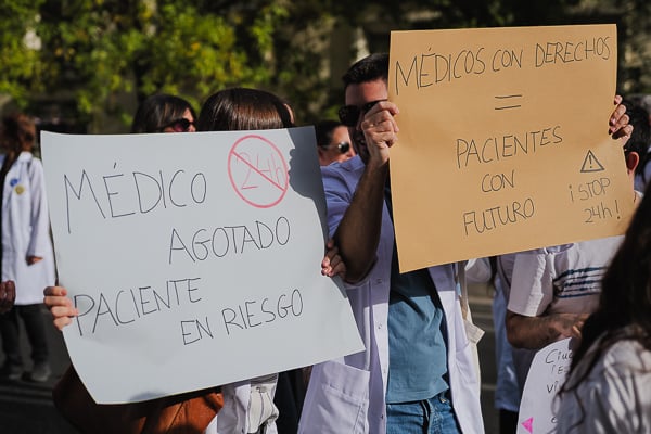 Panacartas contras las guardias médicas en la manifestación del 3 octubre