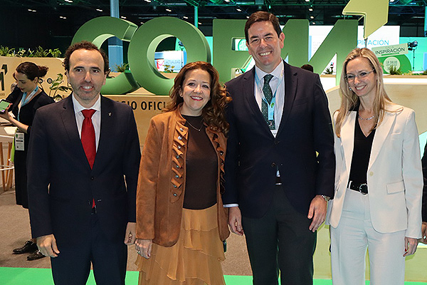Jordi Casas, presidente del Colegio de Farmacéuticos de Barcelona; Fátima Matute, consejera de Sanidad de la Comunidad de Madrid; Laura Gutiérrez, viceconsejera de Sanidad de la Comunidad de Madrid; y Manuel Martínez del Peral, presidente del Colegio de Farmacéuticos de Madrid.