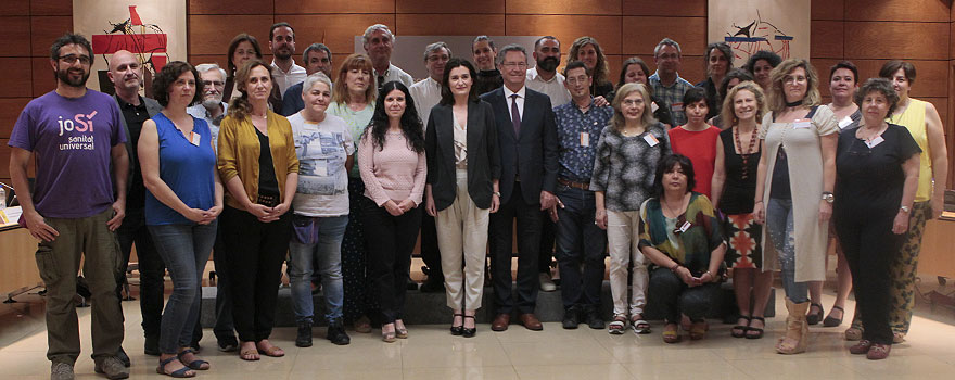 Foto de familia de la reunión con la Plataforma de Defensa de la Atención Sanitaria Universal .