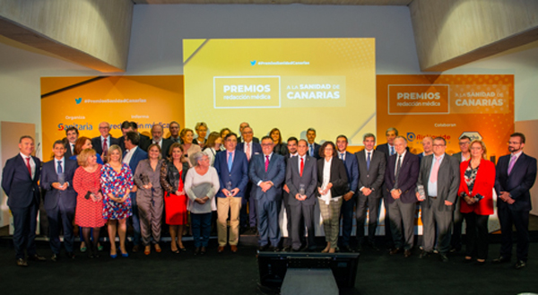Foto de familia de todos los premiados y autoridades en los Premios Redacción Médica a la Sanidad de Canarias.